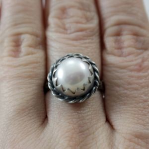 naturalna perła, perła,  srebro,  pierścionek z perłą,  biżuteria srebrna, biżuteria autorska, biżuteria z pereł, pierścionek oksydowany, chileart